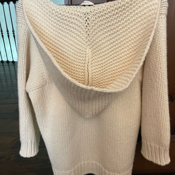 Celine Cream V-Neck Sweater with Intricate Knit Design - Picture 4 of 5